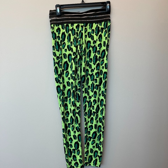 Cute Booty Leopard Flourescent Leggings - Picture 2 of 5